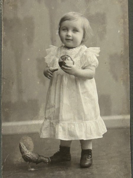 画像3: Vintage carte de visite　アンティーク　ミニ肖像写真　女の子とおもちゃ　ニワトリ　ボール　ドレスデン　ドイツ (3)