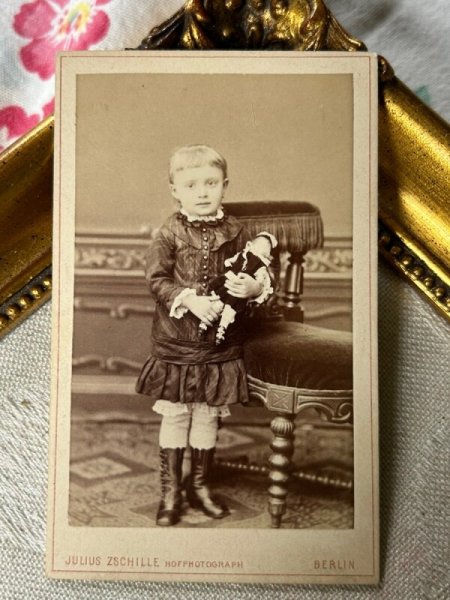 画像2: Vintage carte de visite　アンティーク　ミニ肖像写真　お人形さんと女の子　椅子　ドイツ (2)