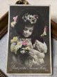 画像2: Postcard　アンティークポストカード　お花と女の子　帽子　写真　フランス1907年 (2)