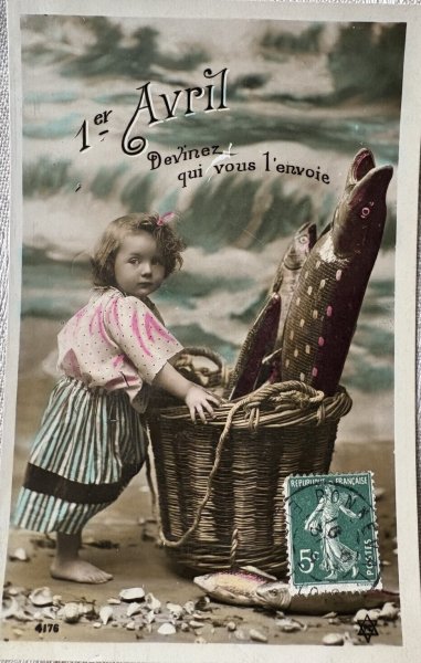 画像1: Postcard　アンティークポストカード　大きな魚と女の子　アヴィリル　4月の魚　エイプリルフール　フランス　 (1)