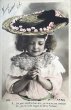 画像1: Postcard　アンティークポストカード　指輪と女の子　帽子　フランス　写真　1905年 (1)