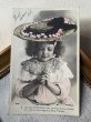 画像2: Postcard　アンティークポストカード　指輪と女の子　帽子　フランス　写真　1905年 (2)