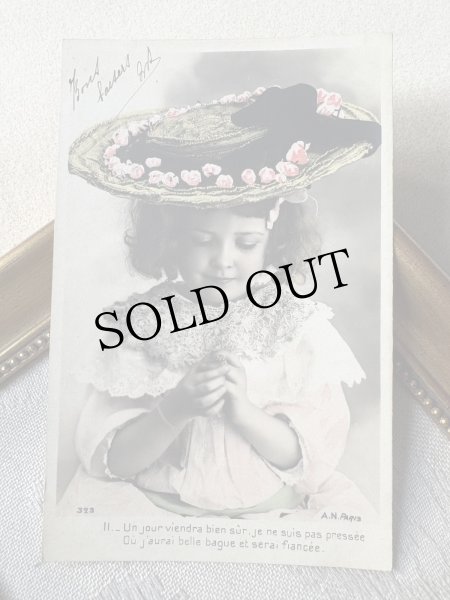 画像2: Postcard　アンティークポストカード　指輪と女の子　帽子　フランス　写真　1905年 (2)