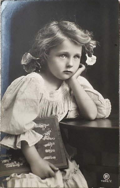 画像1: Postcard　アンティークポストカード　　女の子　黒板　写真　ドイツ1910年 (1)