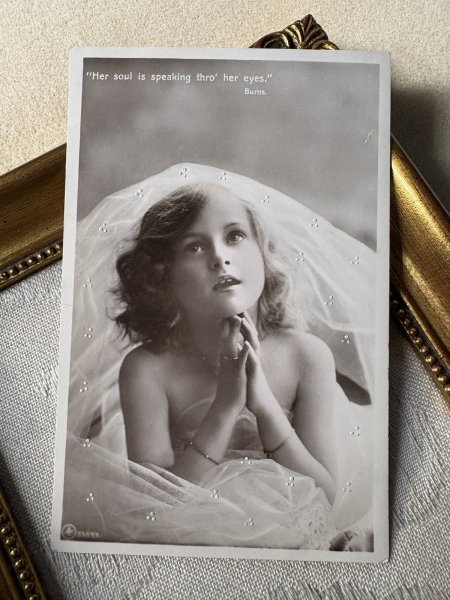 画像2: Postcard アンティークポストカード 祈る女の子 ヴェール 写真 イギリス (未使用) (2)