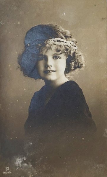 画像1: Postcard　アンティークポストカード　微笑む女の子　写真　ロシア1913年 (1)