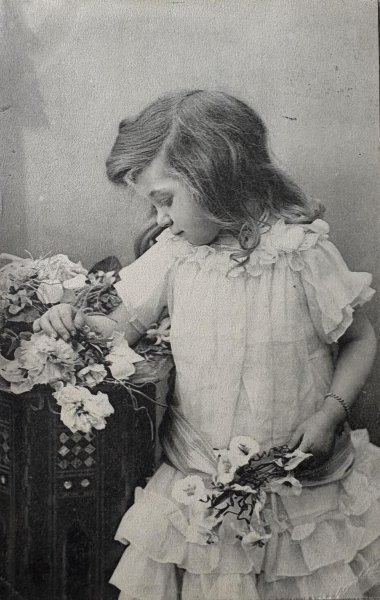 画像1: Postcard　アンティークポストカード　お花と女の子　フリル　フランス1905年 (1)