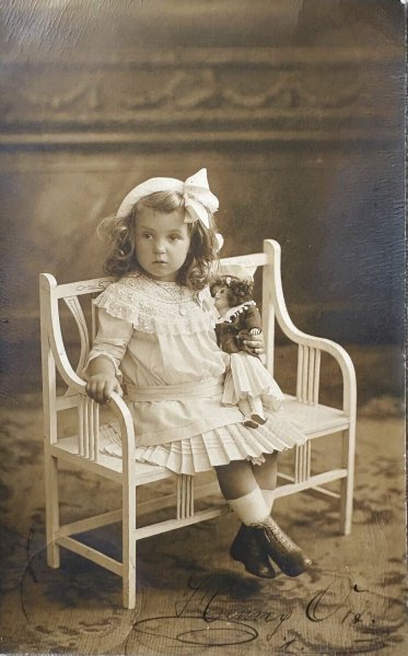 画像1: Postcard　アンティークポストカード　お人形さんと女の子　ドイツ　肖像写真　1911年 (1)
