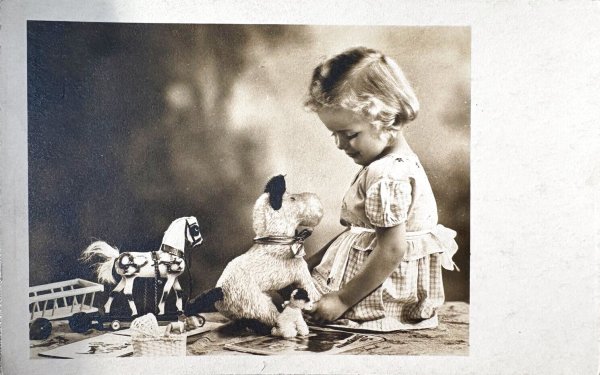 画像1: Postcard　アンティークポストカード　犬のぬいぐるみと女の子　テリア　木馬のプルトイ　ドイツ（未使用） (1)