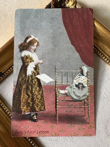 画像2: Postcard　アンティークポストカード　お人形さんと女の子　初めてのレッスン　イギリス1910年 (2)