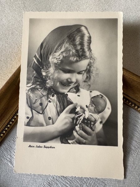 画像2: Postcard　アンティークポストカード　お人形さんと女の子　写真　（未使用） (2)