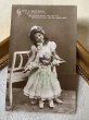 画像2: Postcard　アンティークポストカード　お人形さんと女の子　写真　イギリス1913年 (2)