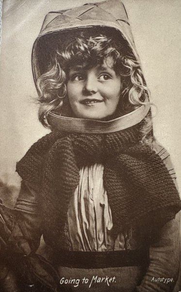 画像1: Postcard　アンティークポストカード　市場へ行く女の子　バスケット　イギリス1907年  写真　Gladys Cooper ? (1)
