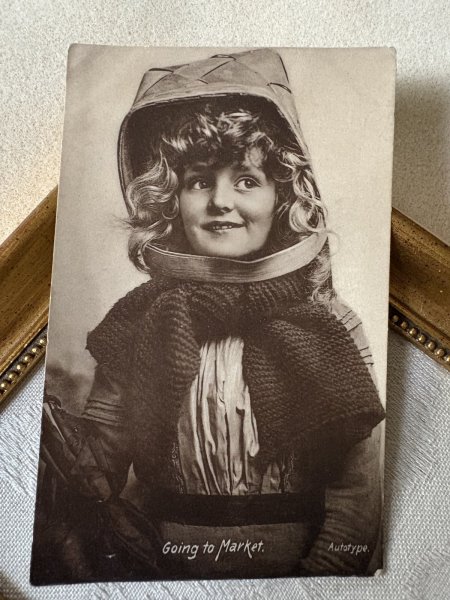 画像2: Postcard　アンティークポストカード　市場へ行く女の子　バスケット　イギリス1907年  写真　Gladys Cooper ? (2)