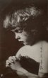画像1: Postcard　アンティークポストカード　祈る女の子　写真　ドイツ1907年 (1)