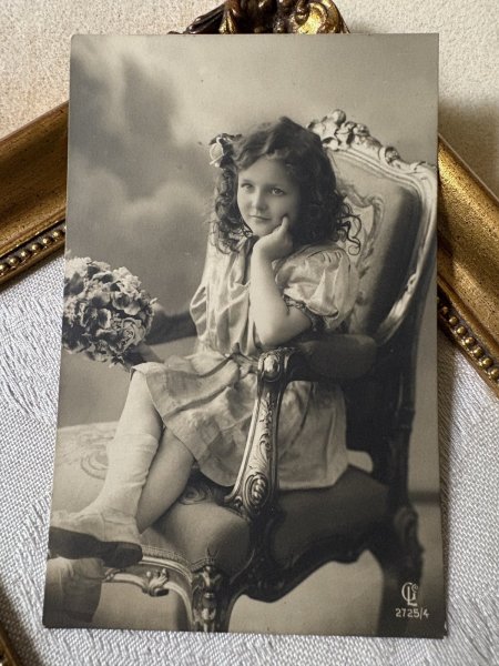 画像2: Postcard    アンティークポストカード　椅子に座る女の子　ドイツ　1911年　写真 (2)