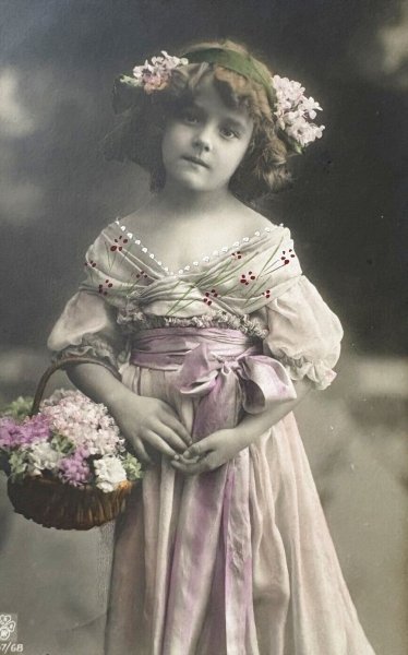 画像1: Postcard    アンティークポストカード　お花かごと女の子　パニエ　写真　 Grete Reinwald 　オーストリア (1)