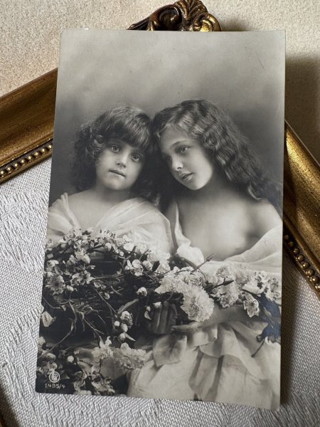 画像2: Postcard    アンティークポストカード　姉妹　写真　 Grete Reinwald 　ドイツ1909年 (2)