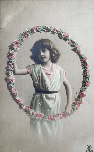 画像1: Postcard    アンティークポストカード　花輪と女の子　写真　 Grete Reinwald 　ドイツ1909年 (1)