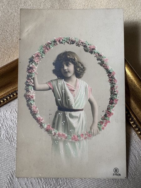 画像2: Postcard    アンティークポストカード　花輪と女の子　写真　 Grete Reinwald 　ドイツ1909年 (2)