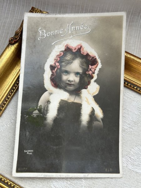 画像2: Postcard    アンティークポストカード 赤ずきんちゃん風の女の子 ヤドリギ フランス 写真  (2)