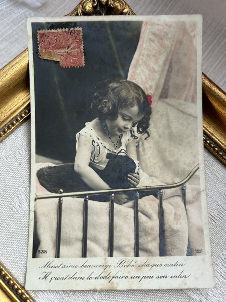 画像2: Postcard 猫と女の子　ベッド　ハチワレ　フランス　写真 (2)