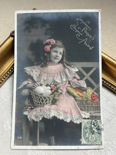 画像2: Postcard　アンティークポストカード　イースター　飾り卵と4月の魚と女の子　写真　フランス1907年 (2)