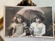 画像2: Postcard　アンティークポストカード　サクランボを食べる子どもたち　傘　写真　フランス　1906年 (2)