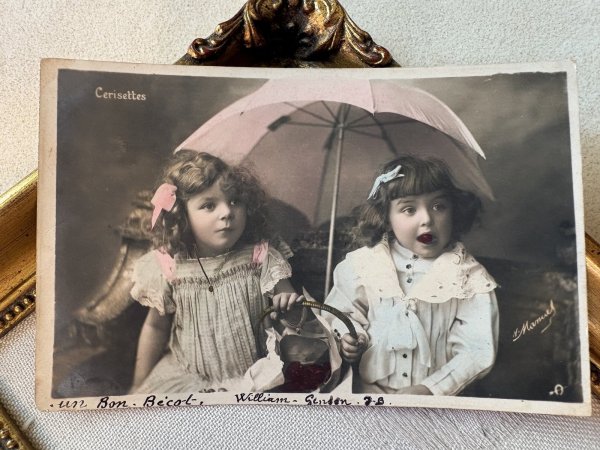 画像2: Postcard　アンティークポストカード　サクランボを食べる子どもたち　傘　写真　フランス　1906年 (2)