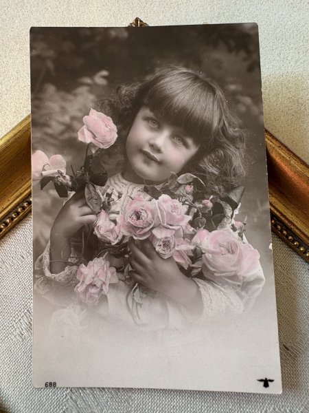 画像2: Postcard　アンティークポストカード　薔薇のお花と女の子　写真　ベルギー　１９０６年 (2)