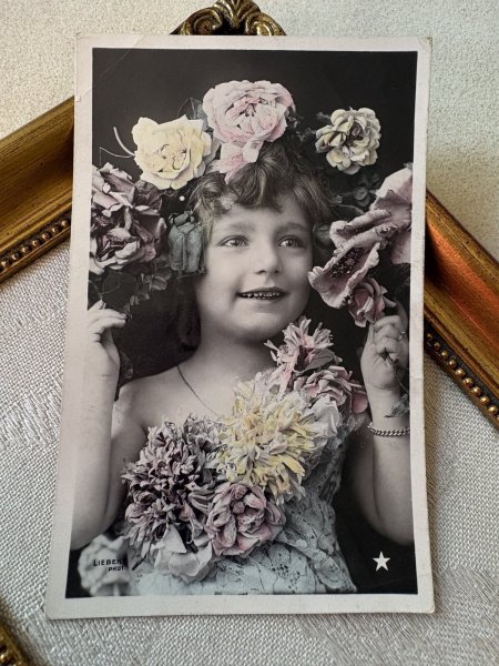 画像2: Postcard　アンティークポストカード　薔薇のお花と女の子　写真　フランス1907年 (2)