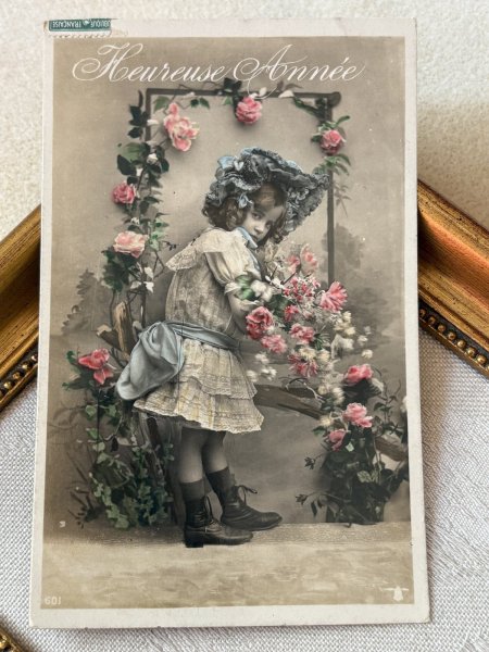 画像2: Postcard　アンティークポストカード　薔薇のお花と女の子　写真　フランス1908年 (2)