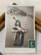 画像2: Postcard　アンティークポストカード　魚の気球に乗る女の子　Poisson d'avril　写真　フランス1909年　 (2)