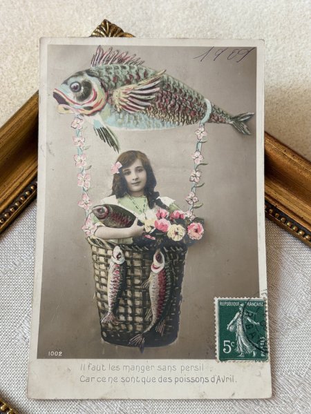 画像2: Postcard　アンティークポストカード　魚の気球に乗る女の子　Poisson d'avril　写真　フランス1909年　 (2)