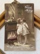 画像2: Postcard　アンティークポストカード　クリスマス　新年　ヤドリギの下でキスをする女の子　暖炉　時計　写真　フランス (2)