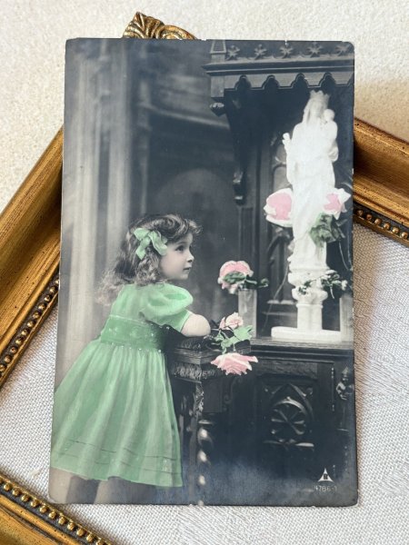 画像2: Postcard　アンティークポストカード　女の子と聖母子像　教会　写真 (2)