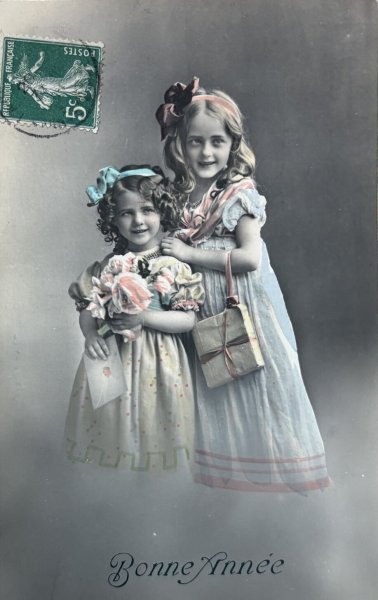 画像1: Postcard　アンティークポストカード　プレゼントと手紙を持つ女の子　姉妹　写真 (1)
