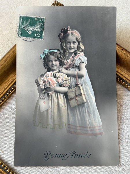画像2: Postcard　アンティークポストカード　プレゼントと手紙を持つ女の子　姉妹　写真 (2)