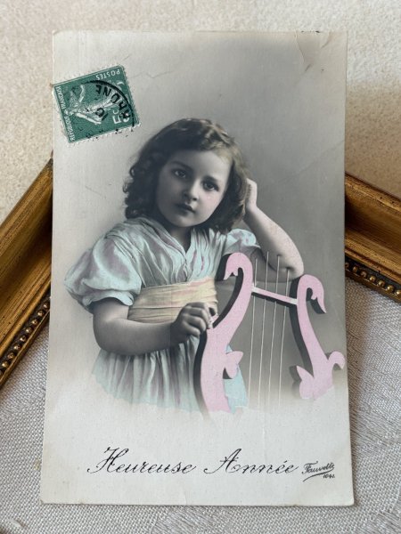 画像2: Postcard　アンティークポストカード　ライアーと女の子　竪琴　写真　フランス1910年 (2)