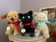 他のぬいぐるみとの比較写真です。真ん中の黒い猫が販売個体です。