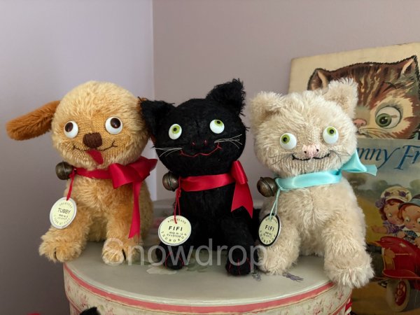 他のぬいぐるみとの比較写真です。真ん中の黒い猫が販売個体です。