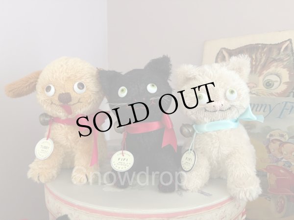 他のぬいぐるみとの比較写真です。真ん中の黒い猫が販売個体です。