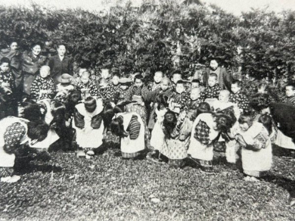 画像2: Postcard  古絵葉書  岩手　盛岡　フランクリン女史とお辞儀の練習をする園児（女児）たち　宣教師　幼稚園（明治　大正　戦前　未使用） (2)