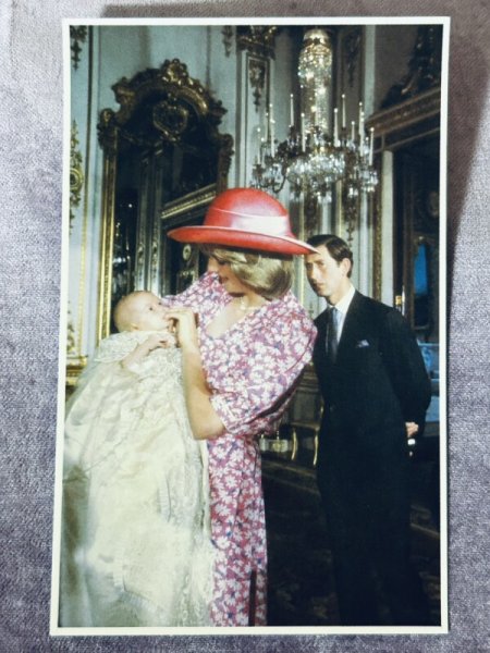 画像2: Postcard　ポストカード　イギリス王室　ダイアナ妃とウイリアム王子　チャールズ皇太子　1982年（未使用） (2)
