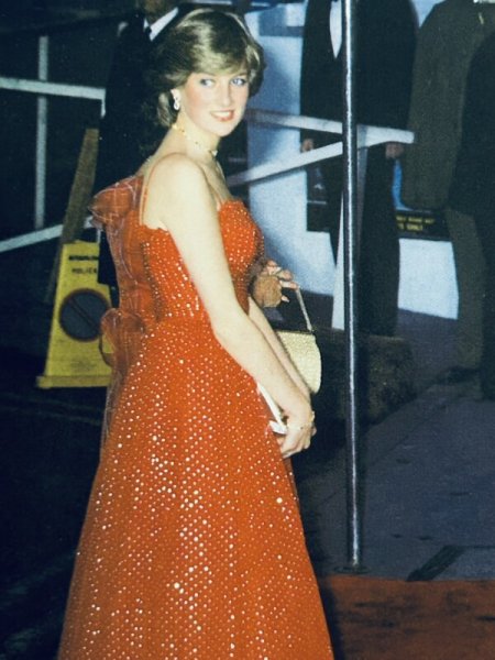 画像2: Postcard　ポストカード　イギリス王室　ダイアナ妃　赤いドレス（未使用） (2)