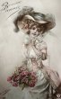 画像1: Postcard　アンティークポストカード　羽帽子の女性　ドレス　薔薇の花　フランス (1)