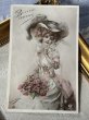 画像2: Postcard　アンティークポストカード　羽帽子の女性　ドレス　薔薇の花　フランス (2)