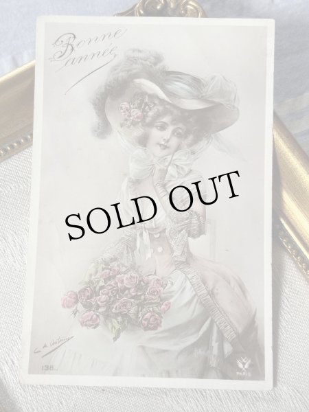 画像2: Postcard　アンティークポストカード　羽帽子の女性　ドレス　薔薇の花　フランス (2)