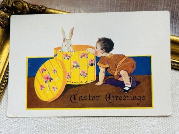 画像2: Postcard アンティークポストカード イースター  ハットボックスの中のウサギさんを見つめる赤ちゃん 帽子箱 (未使用) (2)