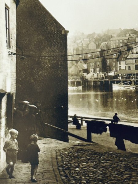 画像2: Postcard  アンティークポストカード　Old Whitby　裏道の風景　ウィットビー　ヨークシャー　イギリス　写真　（未使用） (2)